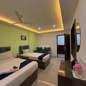 Hotel Queens Residency -